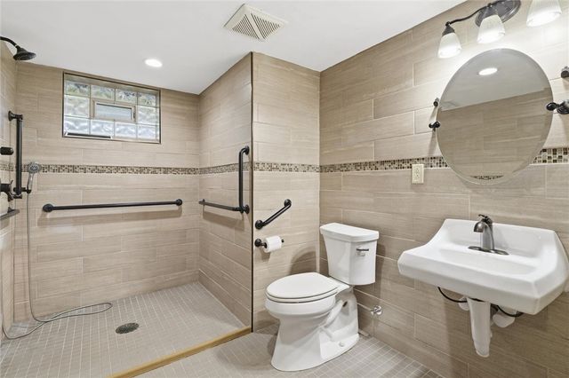 14332 Roberta Dr., North Huntingdon, PA 15642