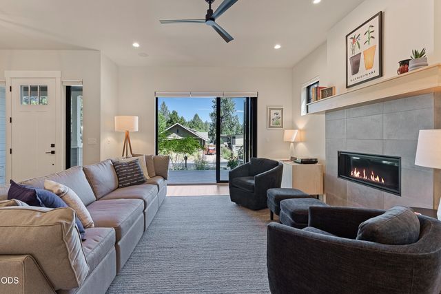 1225 NW Elgin Avenue, Bend, OR 97703