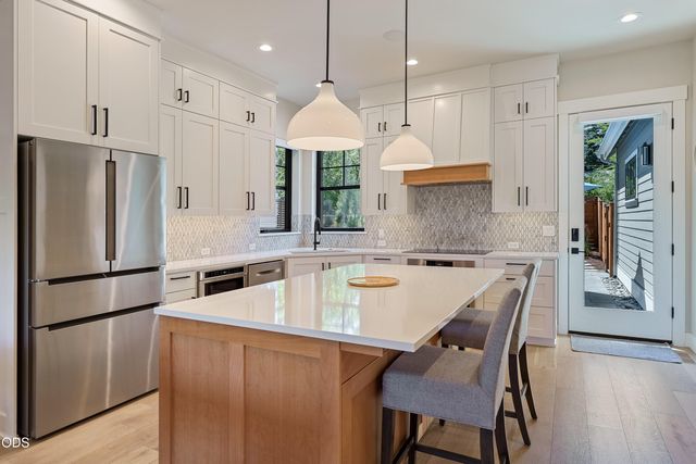 1225 NW Elgin Avenue, Bend, OR 97703