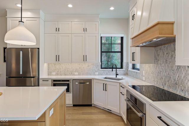 1225 NW Elgin Avenue, Bend, OR 97703