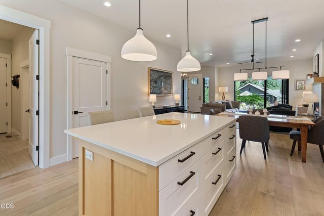 1225 NW Elgin Avenue, Bend, OR 97703
