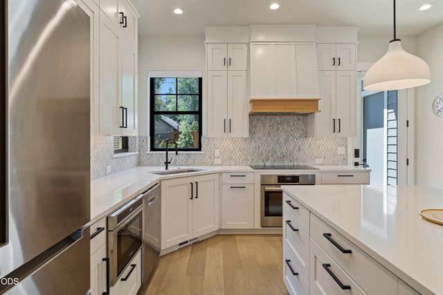 1225 NW Elgin Avenue, Bend, OR 97703
