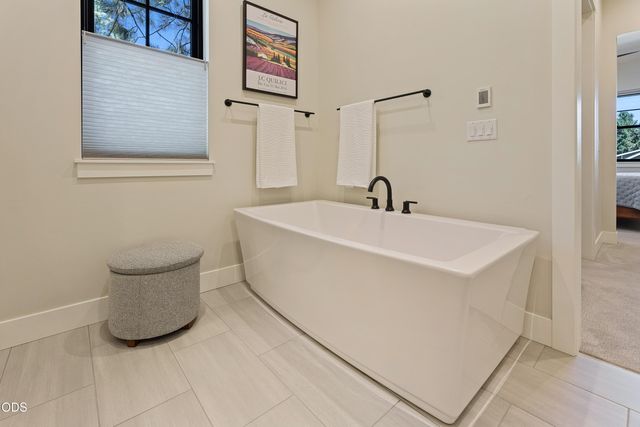1225 NW Elgin Avenue, Bend, OR 97703