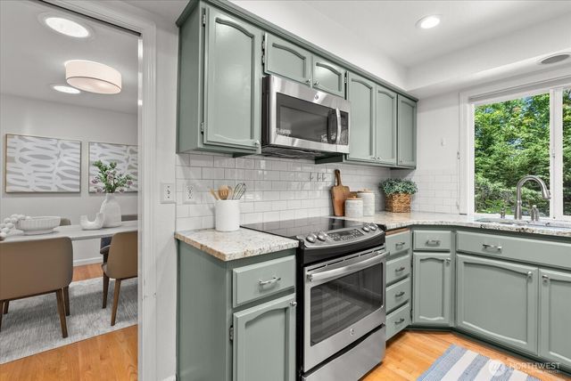 1030 NW Inneswood Drive, Issaquah, WA 98027