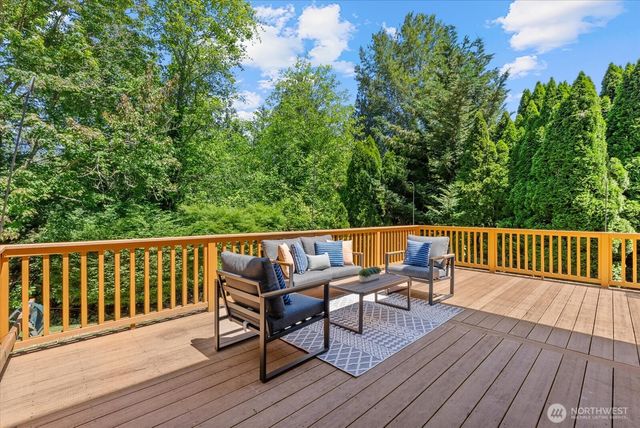 1030 NW Inneswood Drive, Issaquah, WA 98027