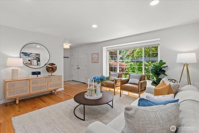 1030 NW Inneswood Drive, Issaquah, WA 98027