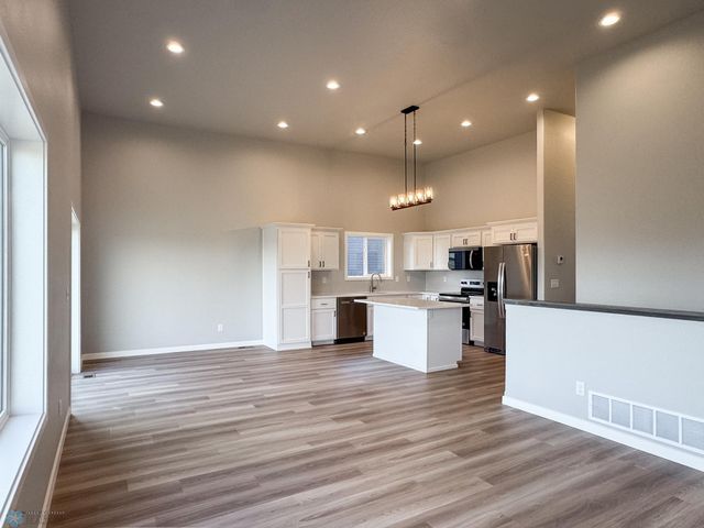 1105 Jill Drive W, West Fargo, ND 58047