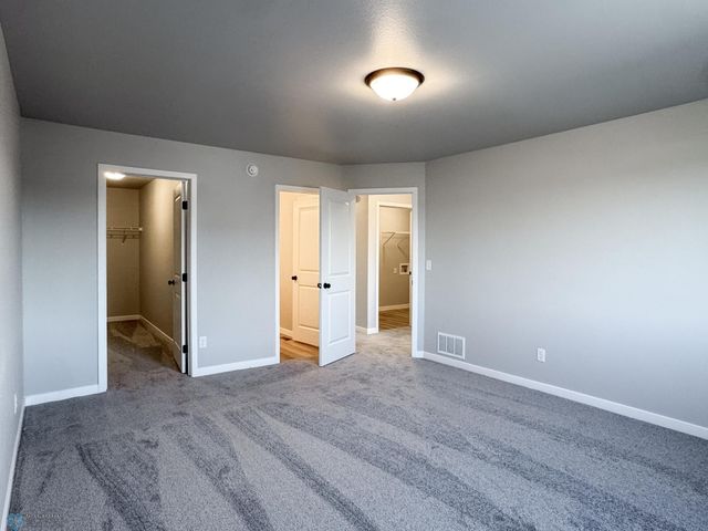 1105 Jill Drive W, West Fargo, ND 58047