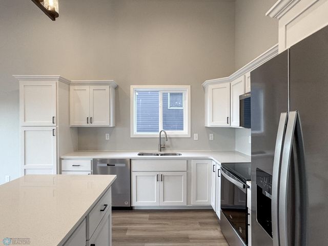 1105 Jill Drive W, West Fargo, ND 58047