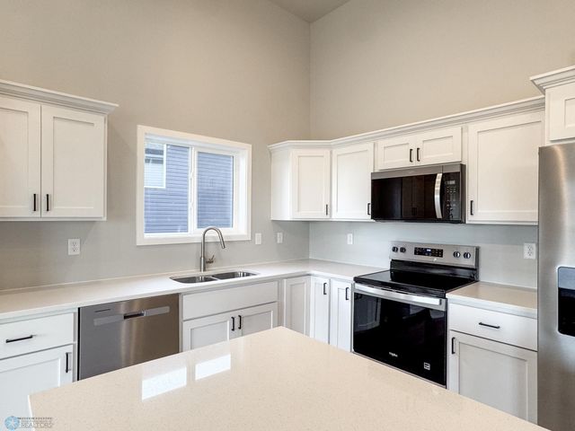 1105 Jill Drive W, West Fargo, ND 58047