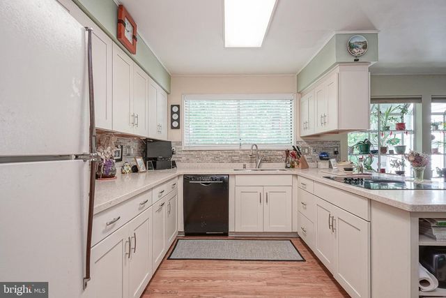8 COVENGER DR, Medford, NJ 08055