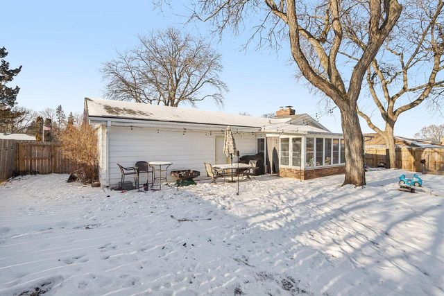 3570 S Russel ROAD, New Berlin, WI 53151