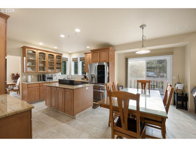 2744 Nw DAYSHA Dr, Roseburg, OR 97471