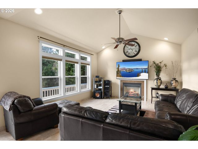 2744 Nw DAYSHA Dr, Roseburg, OR 97471