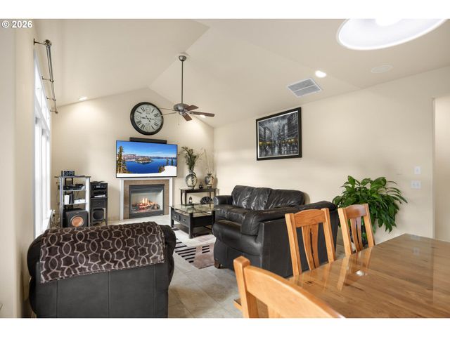 2744 Nw DAYSHA Dr, Roseburg, OR 97471