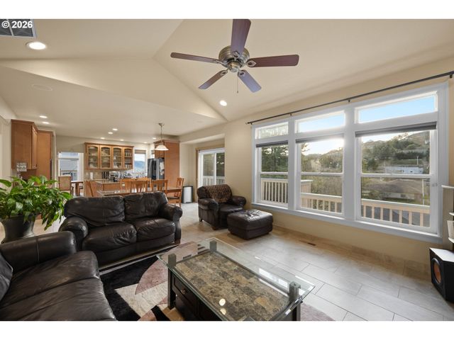 2744 Nw DAYSHA Dr, Roseburg, OR 97471