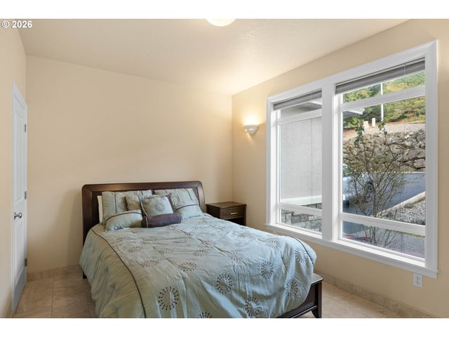 2744 Nw DAYSHA Dr, Roseburg, OR 97471