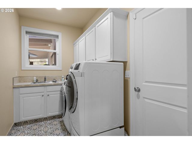 2744 Nw DAYSHA Dr, Roseburg, OR 97471