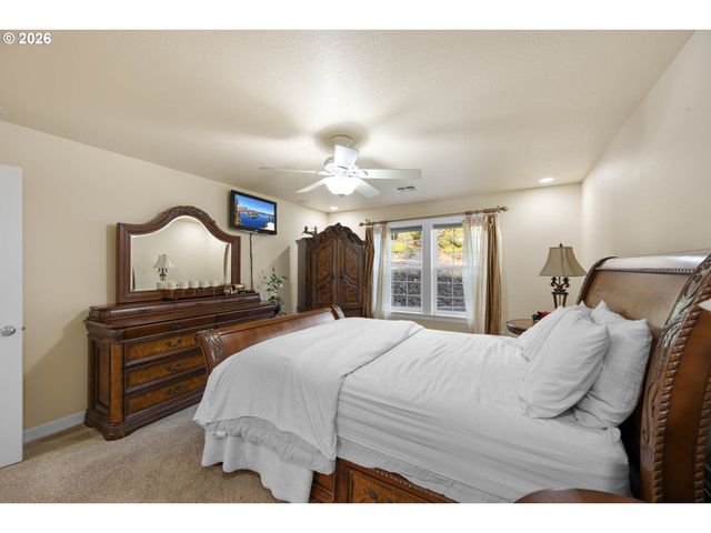 2744 Nw DAYSHA Dr, Roseburg, OR 97471