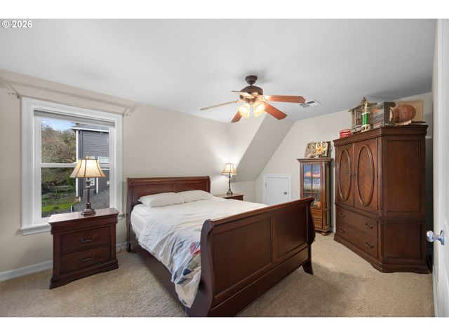 2744 Nw DAYSHA Dr, Roseburg, OR 97471