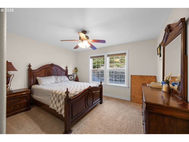 2744 Nw DAYSHA Dr, Roseburg, OR 97471