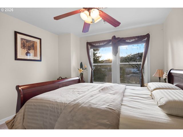 2744 Nw DAYSHA Dr, Roseburg, OR 97471