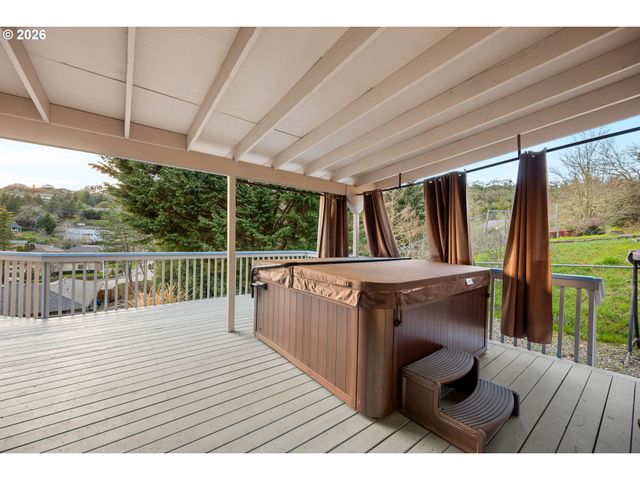 2744 Nw DAYSHA Dr, Roseburg, OR 97471