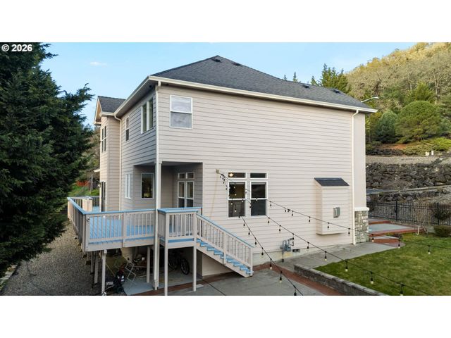2744 Nw DAYSHA Dr, Roseburg, OR 97471