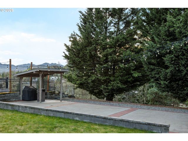 2744 Nw DAYSHA Dr, Roseburg, OR 97471