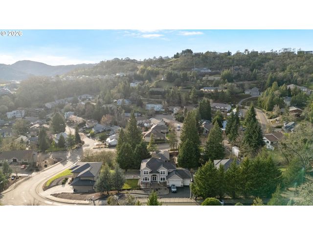 2744 Nw DAYSHA Dr, Roseburg, OR 97471