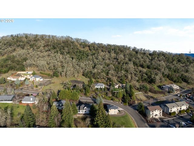 2744 Nw DAYSHA Dr, Roseburg, OR 97471