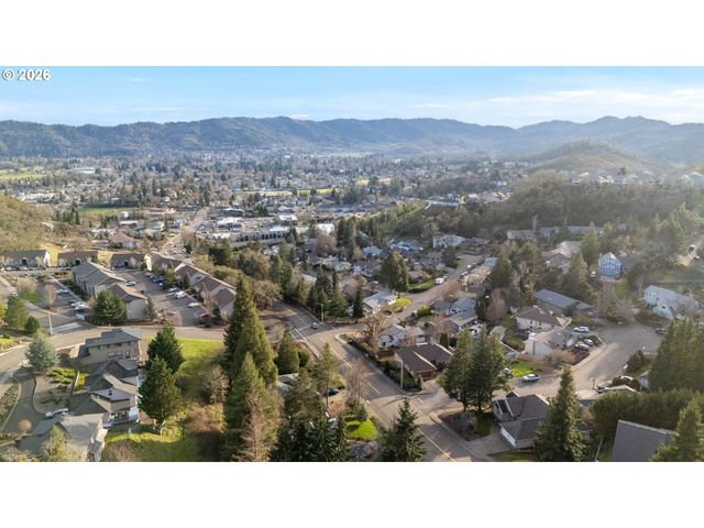 2744 Nw DAYSHA Dr, Roseburg, OR 97471