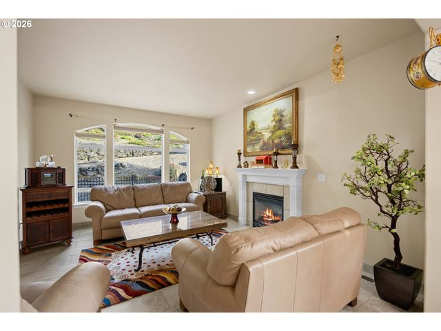 2744 Nw DAYSHA Dr, Roseburg, OR 97471