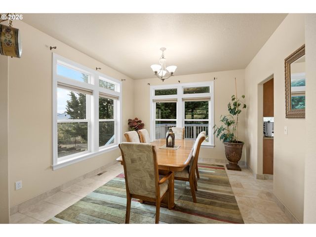 2744 Nw DAYSHA Dr, Roseburg, OR 97471