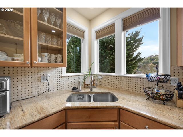 2744 Nw DAYSHA Dr, Roseburg, OR 97471