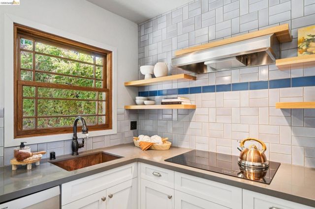 1016 Elbert St, Oakland, CA 94602