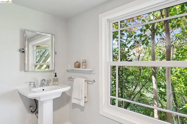1016 Elbert St, Oakland, CA 94602