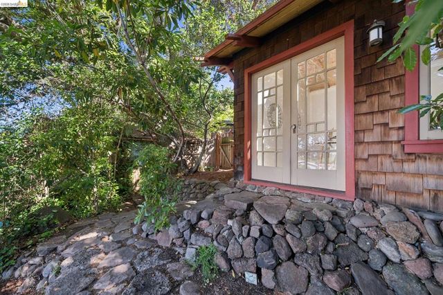 1016 Elbert St, Oakland, CA 94602