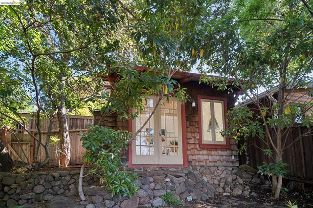 1016 Elbert St, Oakland, CA 94602