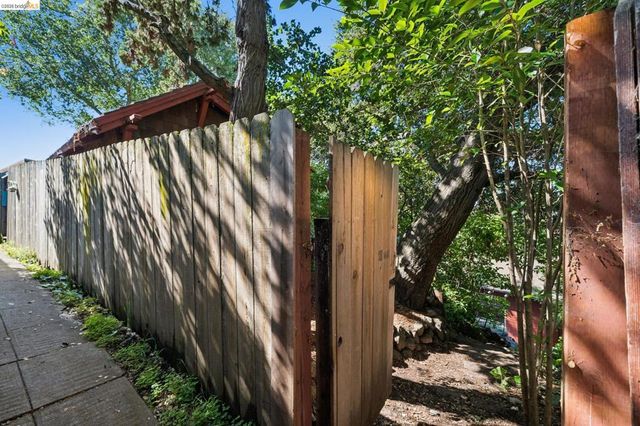 1016 Elbert St, Oakland, CA 94602