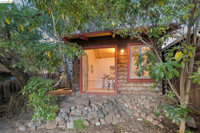 1016 Elbert St, Oakland, CA 94602