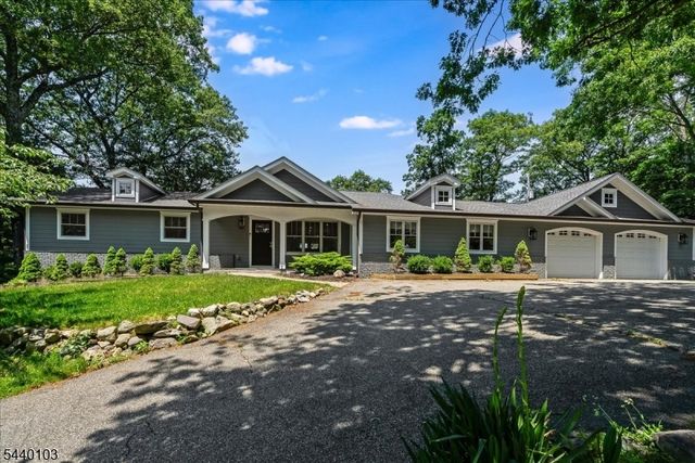 8 Sheeprock Rd, Kinnelon Boro, NJ 07405