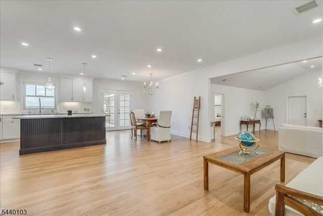 8 Sheeprock Rd, Kinnelon Boro, NJ 07405