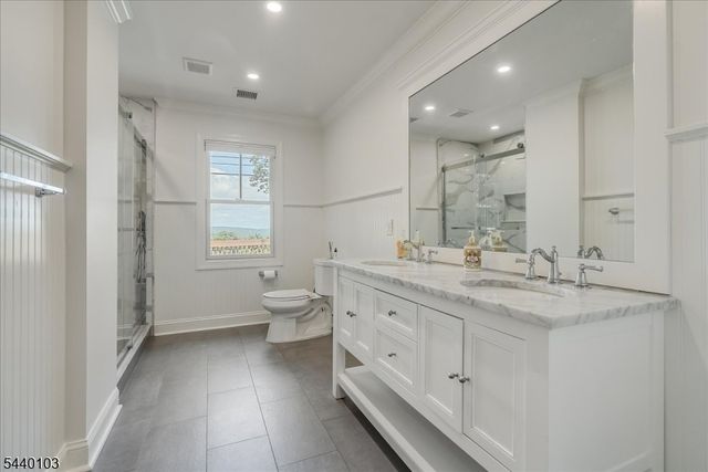 8 Sheeprock Rd, Kinnelon Boro, NJ 07405