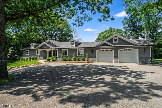 8 Sheeprock Rd, Kinnelon Boro, NJ 07405