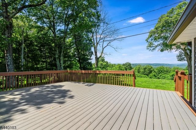 8 Sheeprock Rd, Kinnelon Boro, NJ 07405