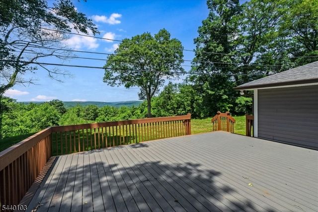 8 Sheeprock Rd, Kinnelon Boro, NJ 07405