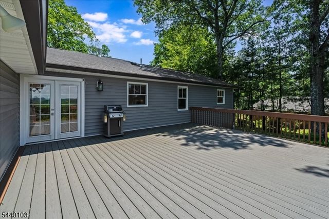 8 Sheeprock Rd, Kinnelon Boro, NJ 07405