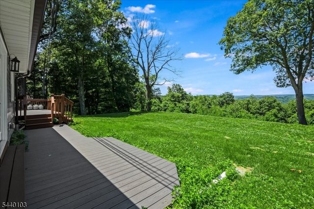 8 Sheeprock Rd, Kinnelon Boro, NJ 07405