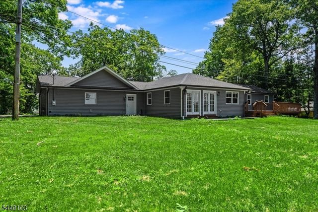 8 Sheeprock Rd, Kinnelon Boro, NJ 07405